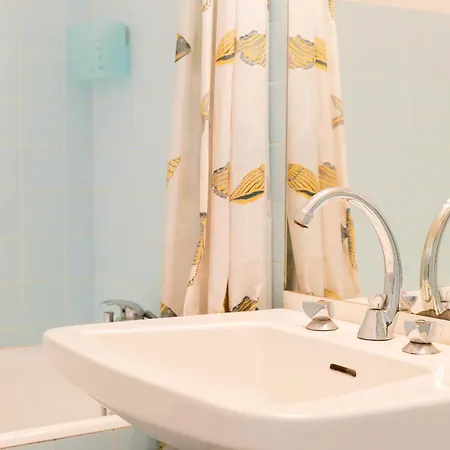 Spacieux Idealement Situe Sur Le Remblai Des Sables Dolonne Les Sables-dʼOlonne