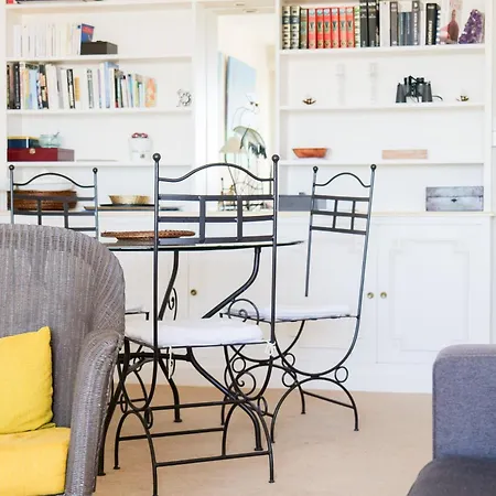 Spacieux Idealement Situe Sur Le Remblai Des Sables Dolonne Appartement *